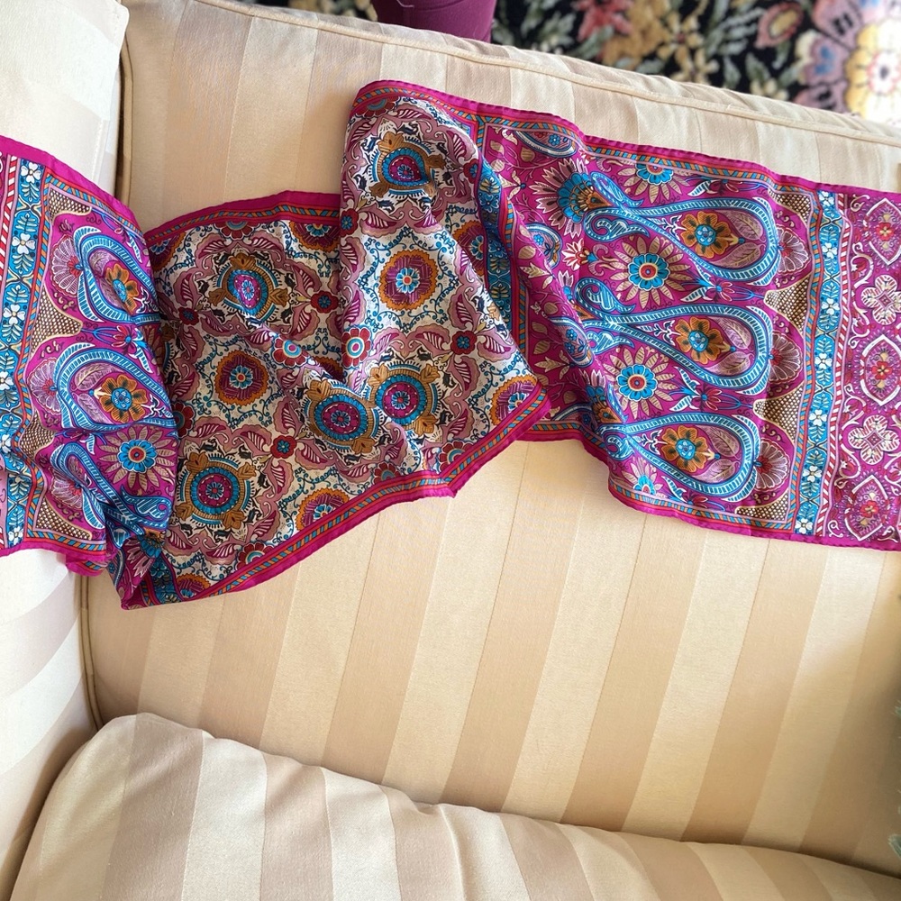 SOLD 🤩 Vntg Oscar de la Renta Silk Floral Scarf - Picture 9 of 11